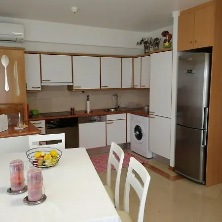 2 Bed Flat - Sleeps 4 - Parking - Wifi * Nazare