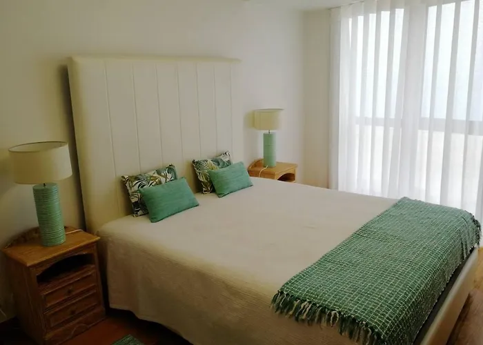 2 Bed Flat - Sleeps 4 - Parking - Wifi